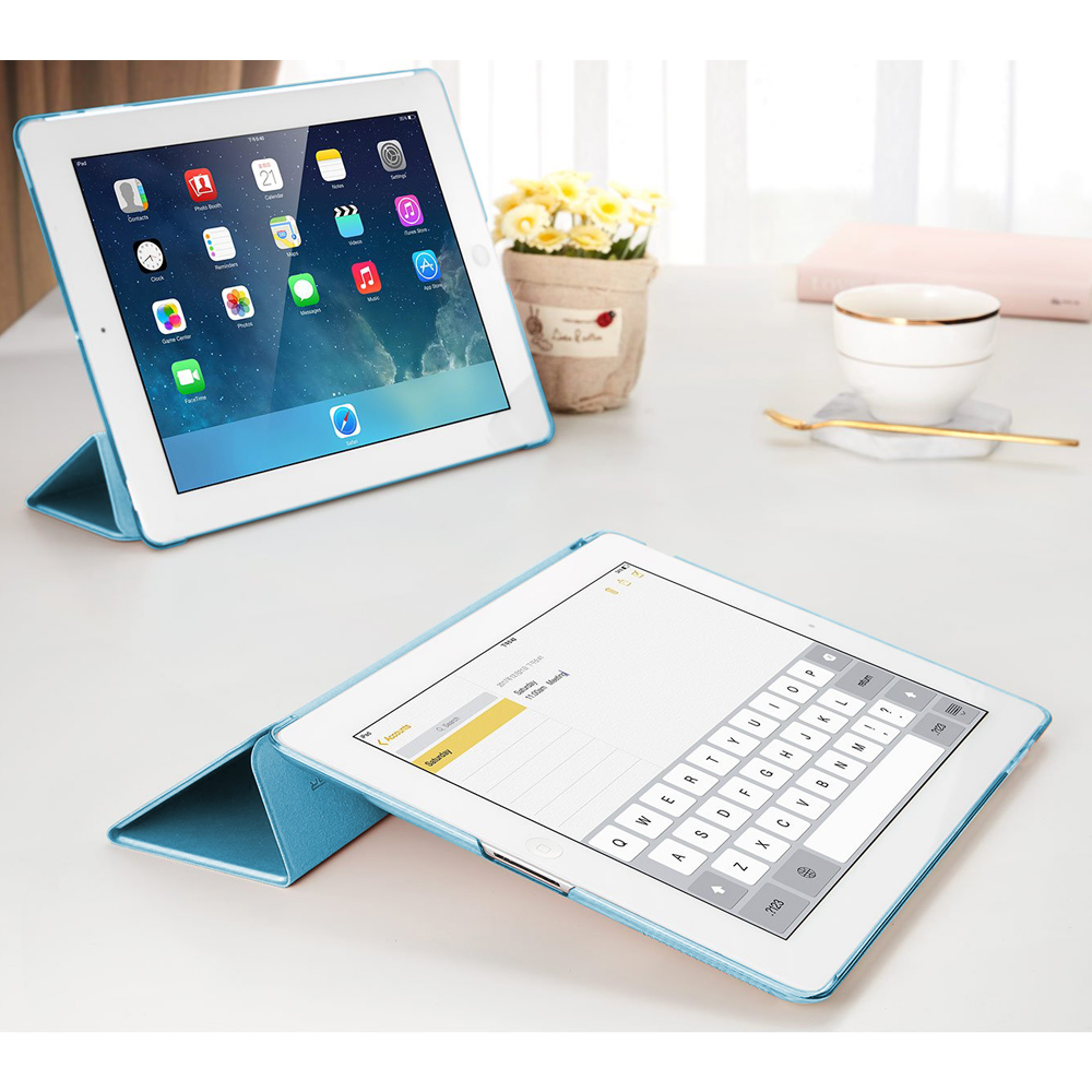 Zwei iPads in blauen Hüllen, eins als Ständer geöffnet, das andere zeigt eine Tastatur.
