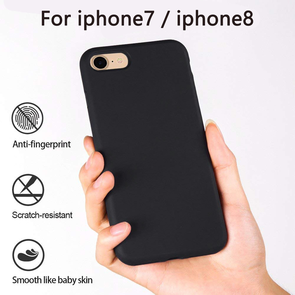 Eine schwarze Handyhülle, die in der Hand einer Person gehalten wird. Die Handyhülle ist kratzfest und anti-Fingerabdruck.