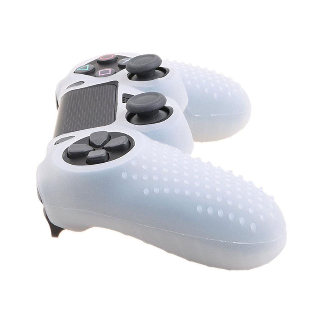 Eine weiße Silikonhülle auf einem PlayStation-Controller, die strukturierte Griffe und Tastenaussparungen zeigt.