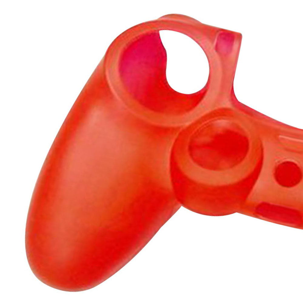 Nahaufnahme einer roten Silikon-PlayStation-Controller-Abdeckung, die ihre abgerundeten Kanten und das offene Design hervorhebt.