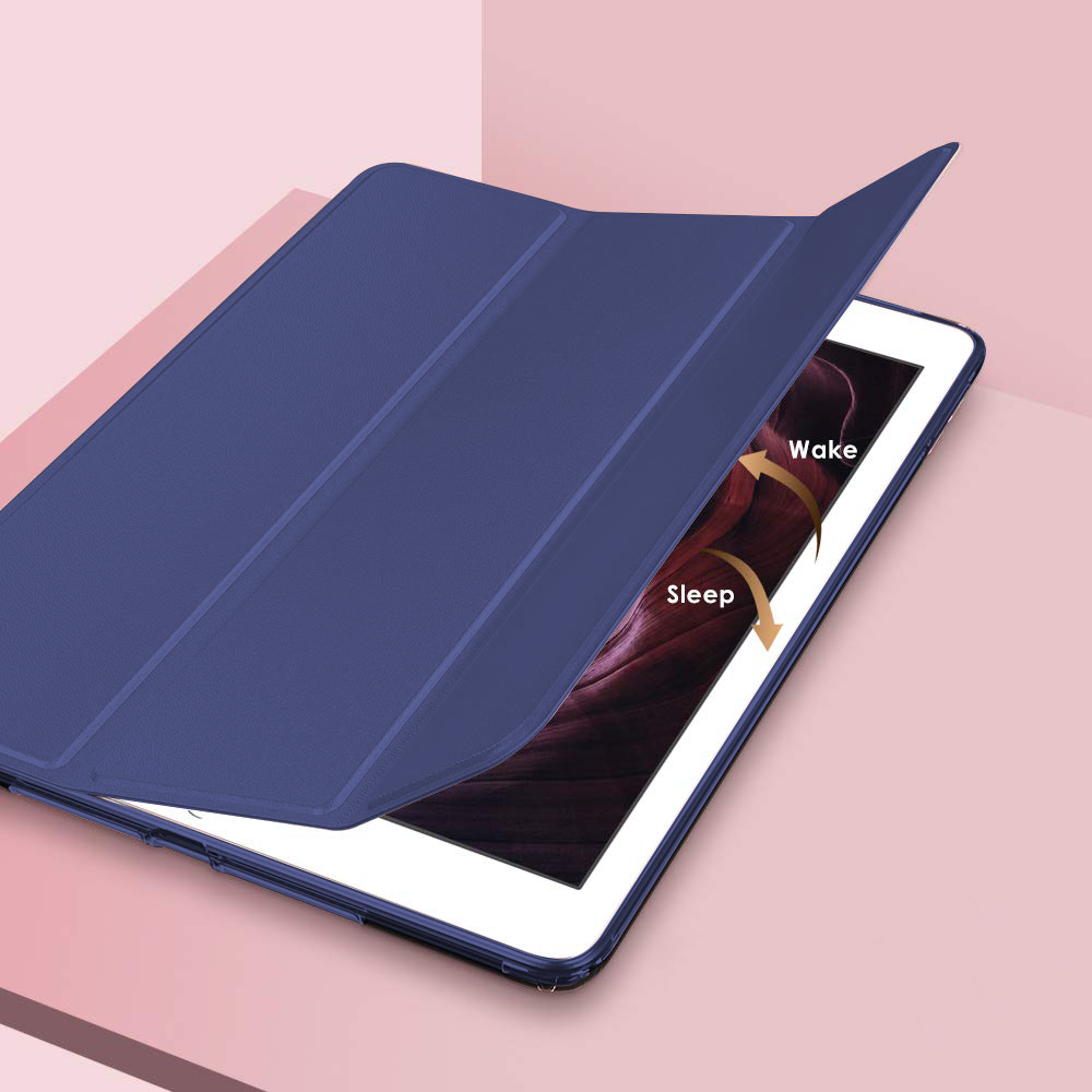Blaue iPad-Hülle teilweise geöffnet, die den Bildschirm freigibt. Pfeile zeigen die Wake- und Sleep-Funktionalität an.