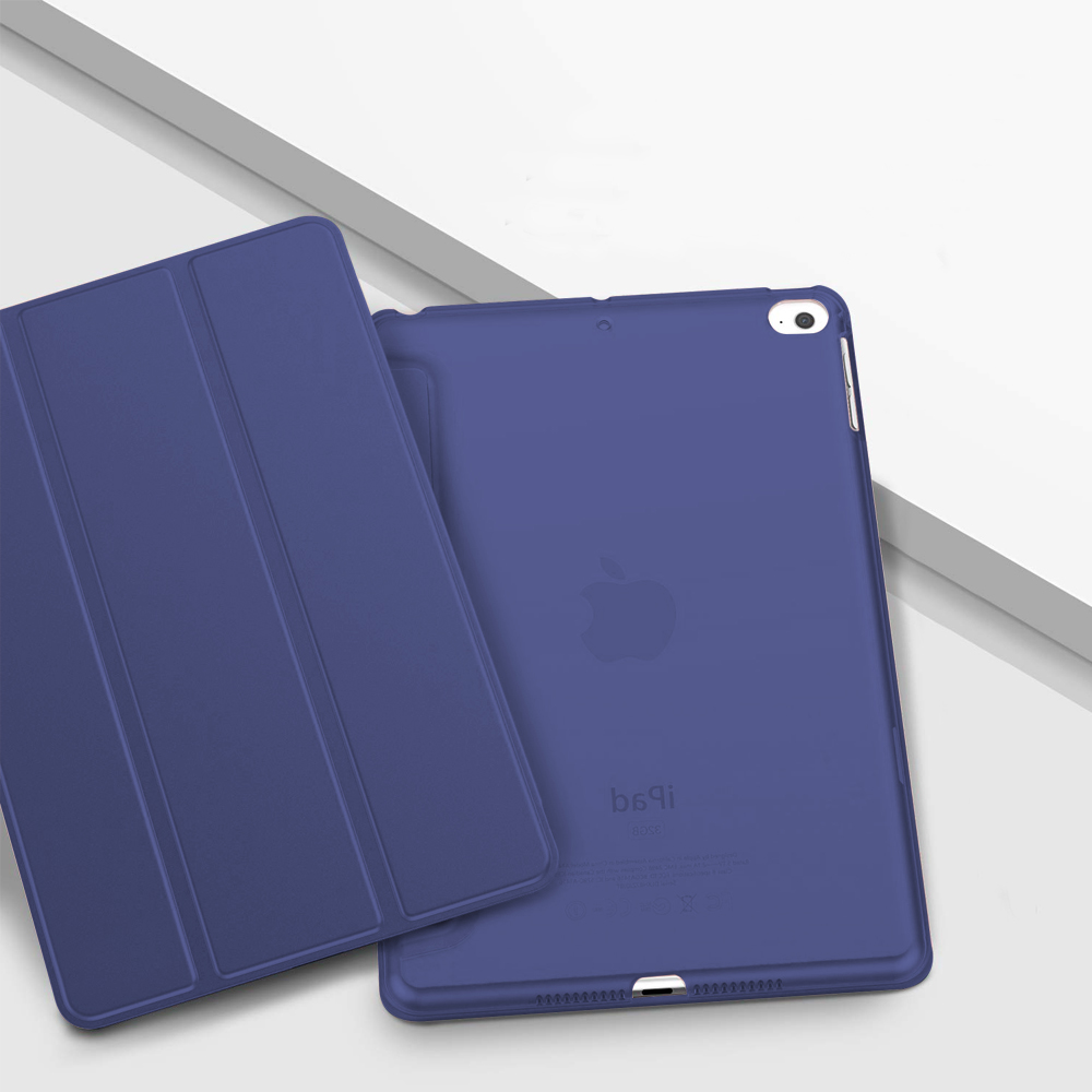 Eine blaue iPad-Hülle mit einer faltbaren Abdeckung wird auf einer weißen Oberfläche in einer Studioumgebung angezeigt.