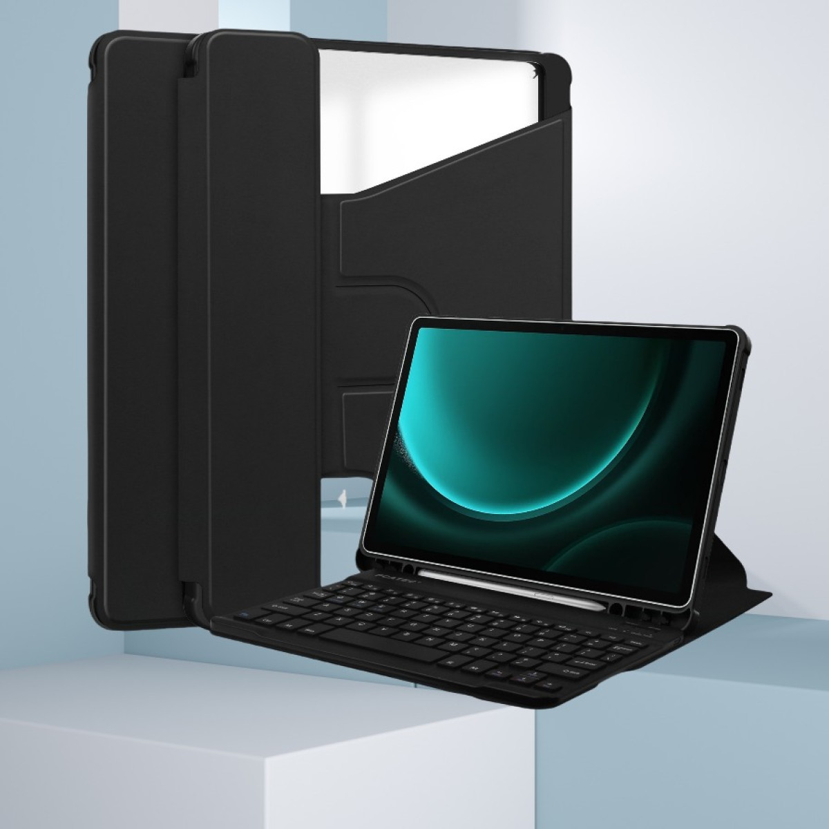 Ein schwarzes Tablet mit Tastaturhülle steht auf blau-weißem Hintergrund in der Nähe eines geschlossenen Gehäuses.