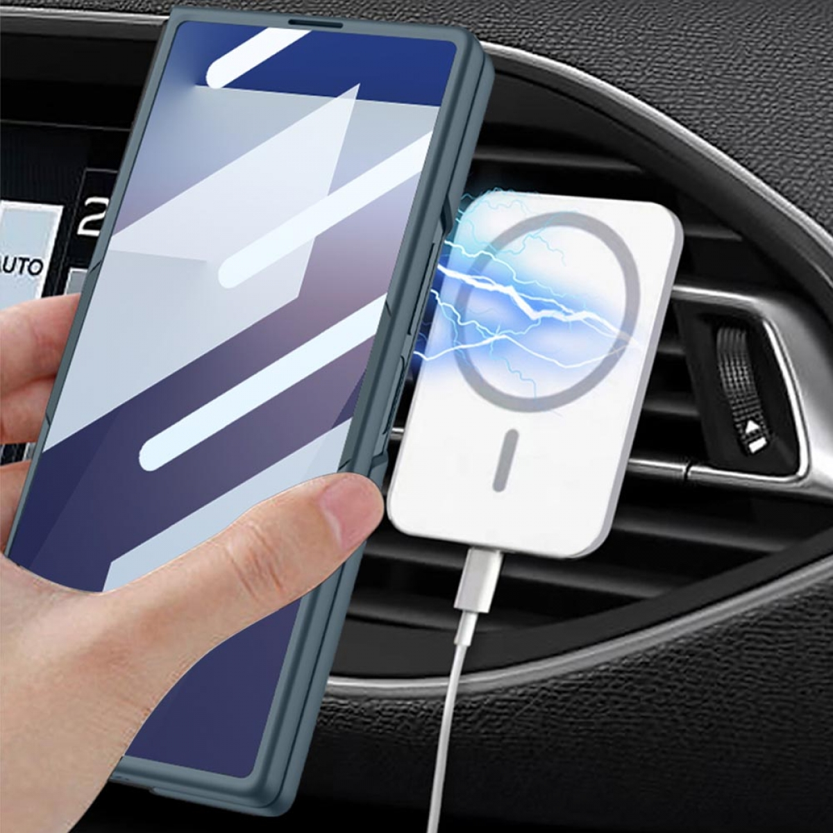 Eine Hand hält ein Telefon mit einer blauen Hülle neben einem weißen Ladepad in einem Auto. Blitze schlagen zwischen ihnen ein.