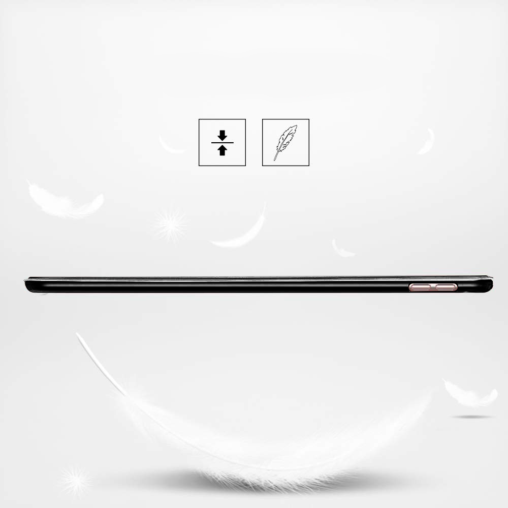 Schwarzes iPad auf weißer Oberfläche mit schwebenden Federn. Symbole für Funktionen sind sichtbar.