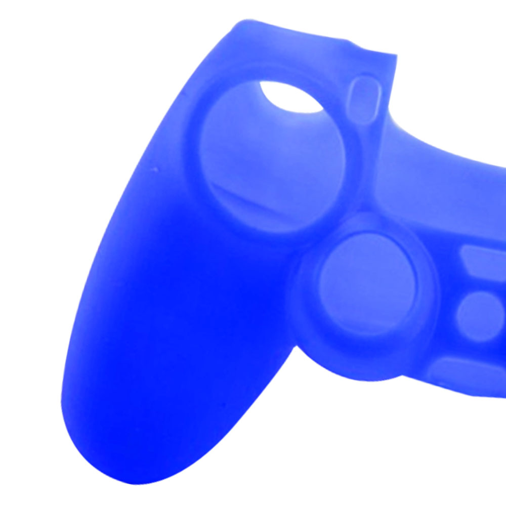 Eine Nahaufnahme einer blauen Silikonhülle für einen PlayStation-Controller, die Ausschnitte für Tasten zeigt.