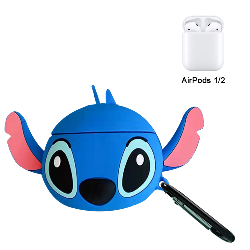 Eine blaue Stitch-Cartoon-Hülle für AirPods wird neben standardmäßigen weißen AirPods gezeigt.