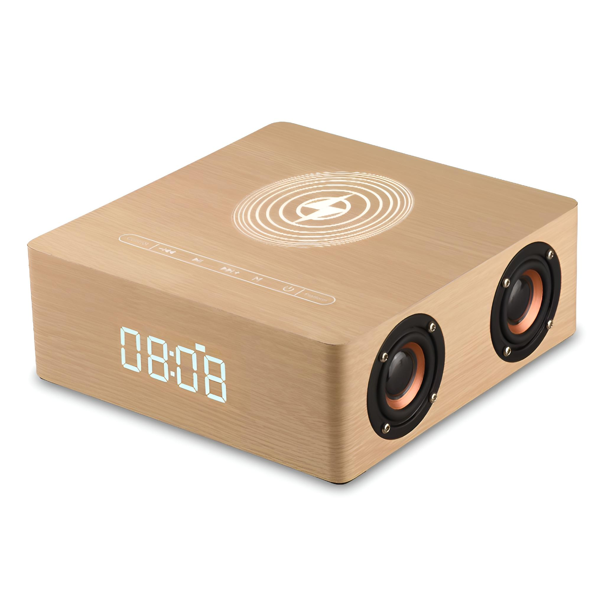 Ein hölzerner Bluetooth-Lautsprecher mit einer Digitaluhr und einem kabellosen Ladepad auf einem weißen Hintergrund.