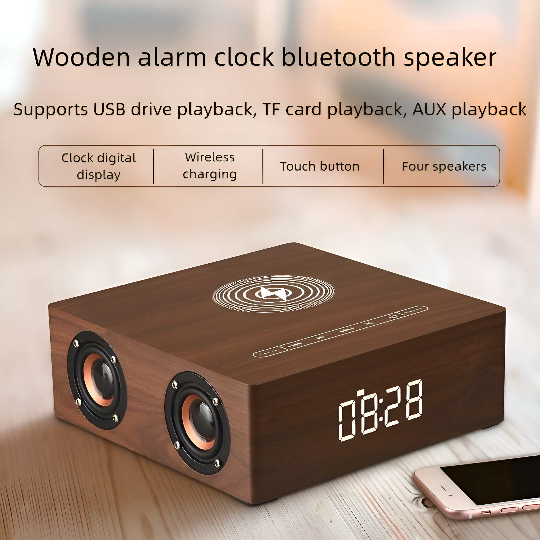 Ein dunkler hölzerner Bluetooth-Lautsprecher mit einer Digitaluhr und einem kabellosen Ladepad auf einem Tisch.