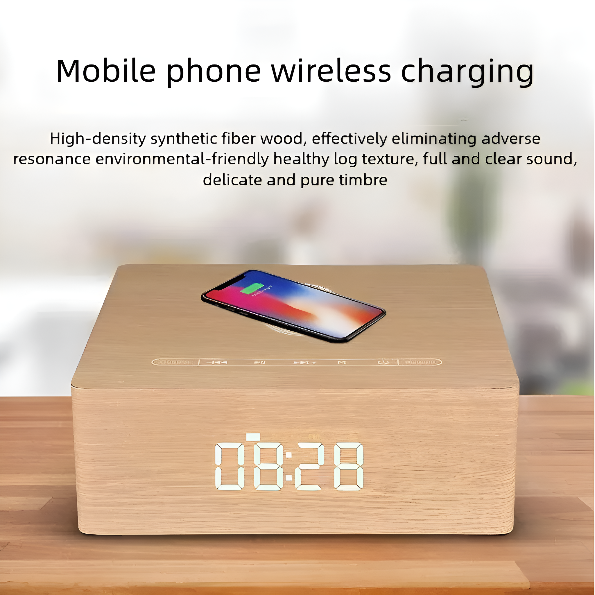 Ein heller hölzerner Bluetooth-Lautsprecher mit einer Digitaluhr und einem kabellosen Ladepad auf einem Tisch.