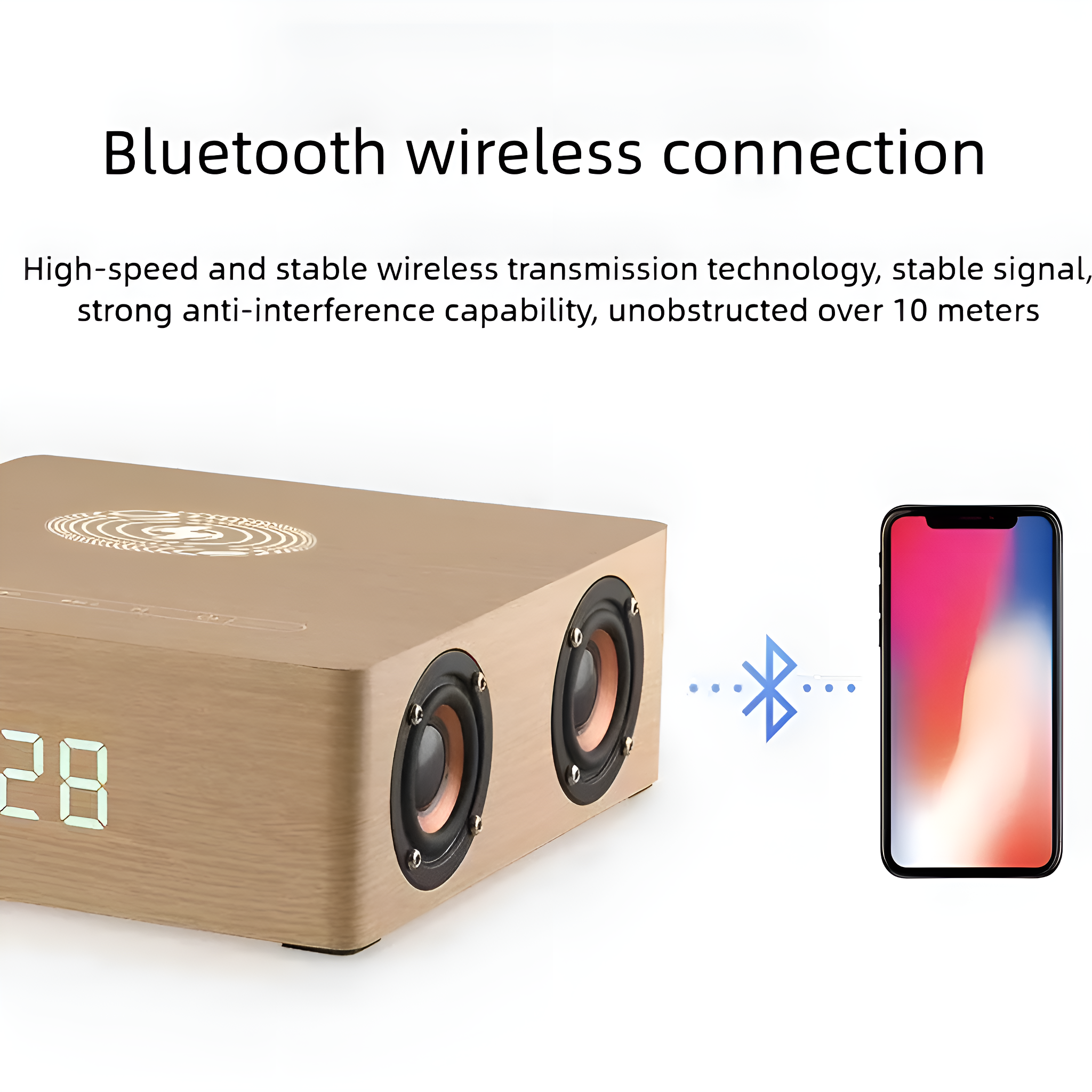Ein heller hölzerner Bluetooth-Lautsprecher mit einer Digitaluhr und einem kabellosen Ladepad neben einem Telefon.
