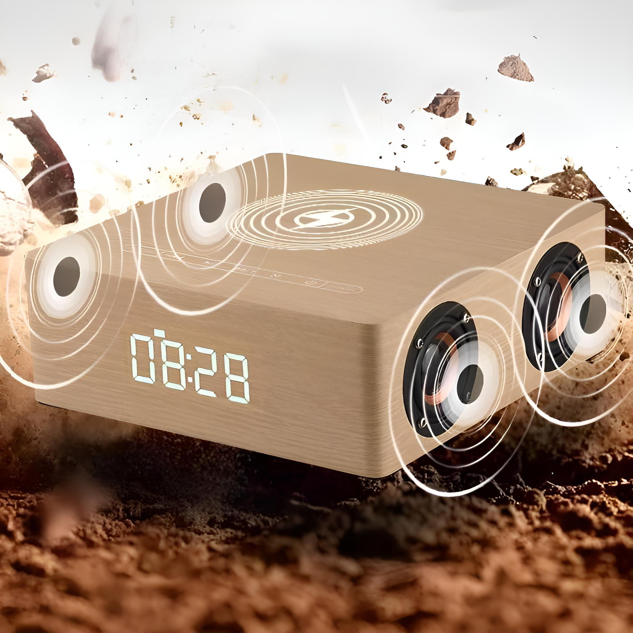 Ein heller hölzerner Bluetooth-Lautsprecher mit einer Digitaluhr und einem kabellosen Ladepad auf einem schmutzigen Hintergrund.