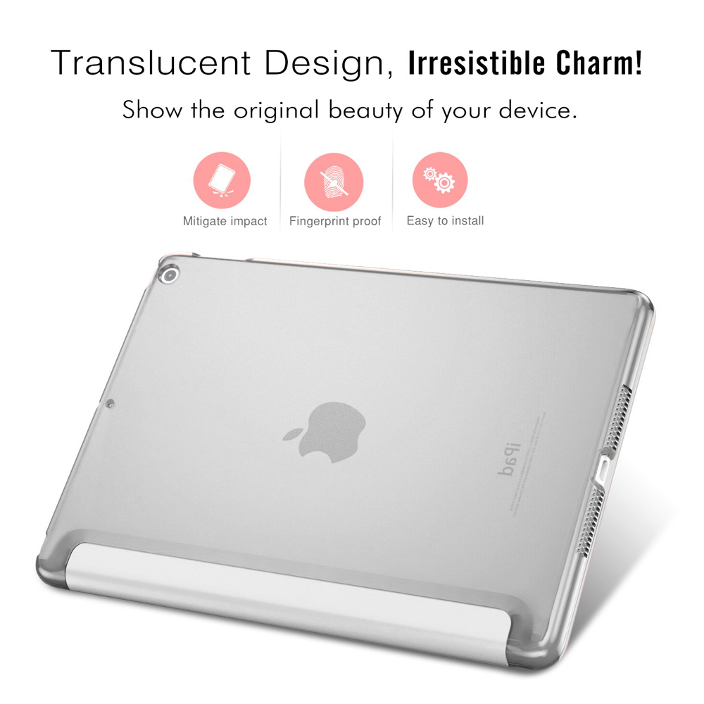 Eine transparente Tablethülle mit einem Tablet darin. Die Hülle liegt auf einer weißen Oberfläche mit Symbolen.