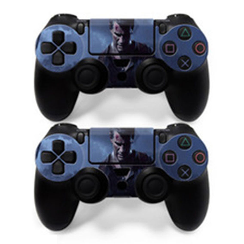 Zwei schwarze Gamecontroller mit blauen Flächen. Beide haben ein Charakterbild in der Mitte.