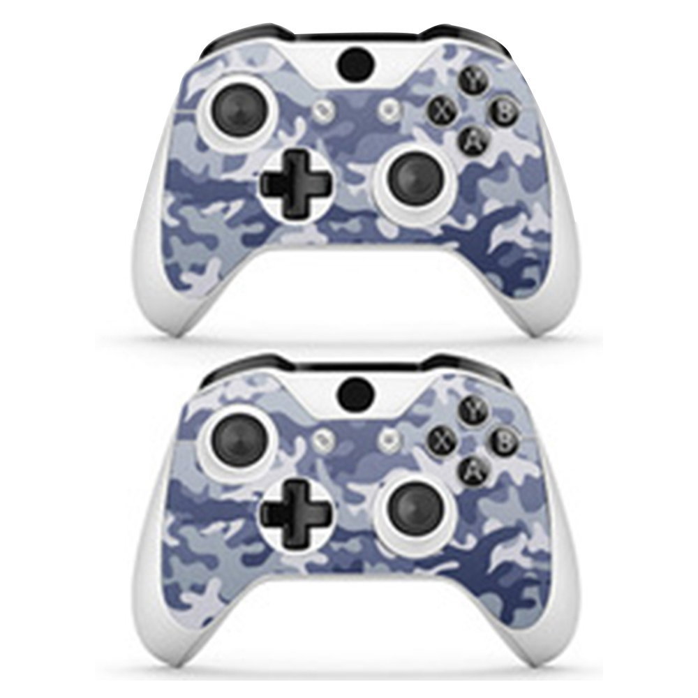 Zwei Xbox-Controller mit blauem Tarnmuster. Die Controller sind weiß und blau gefärbt.