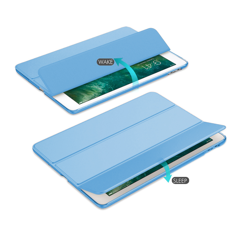 Zwei iPads mit blauen Hüllen sind abgebildet. Eines wird aufgeweckt, das andere schläft. Pfeile zeigen die Aktion.