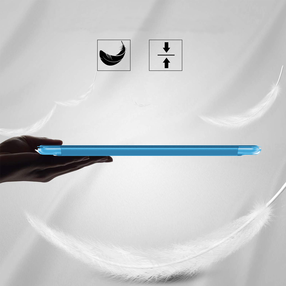 Eine Hand hält ein schlankes Tablet mit blauem Gehäuse. Weiße Federn schweben darum herum, was Leichtigkeit suggeriert.
