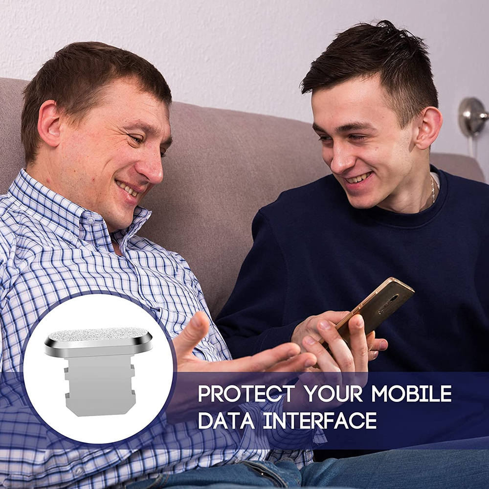 Zwei Männer lächeln, während sie auf ein Telefon mit einer Anschlussabdeckung schauen, die den Schutz mobiler Daten hervorhebt.
