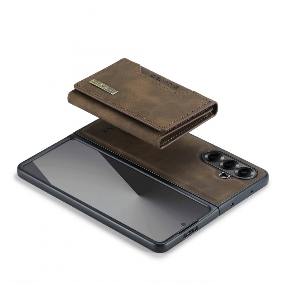 Eine braune Brieftasche, die auf einem schwarzen Smartphone liegt, beide vor einem weißen Hintergrund.
