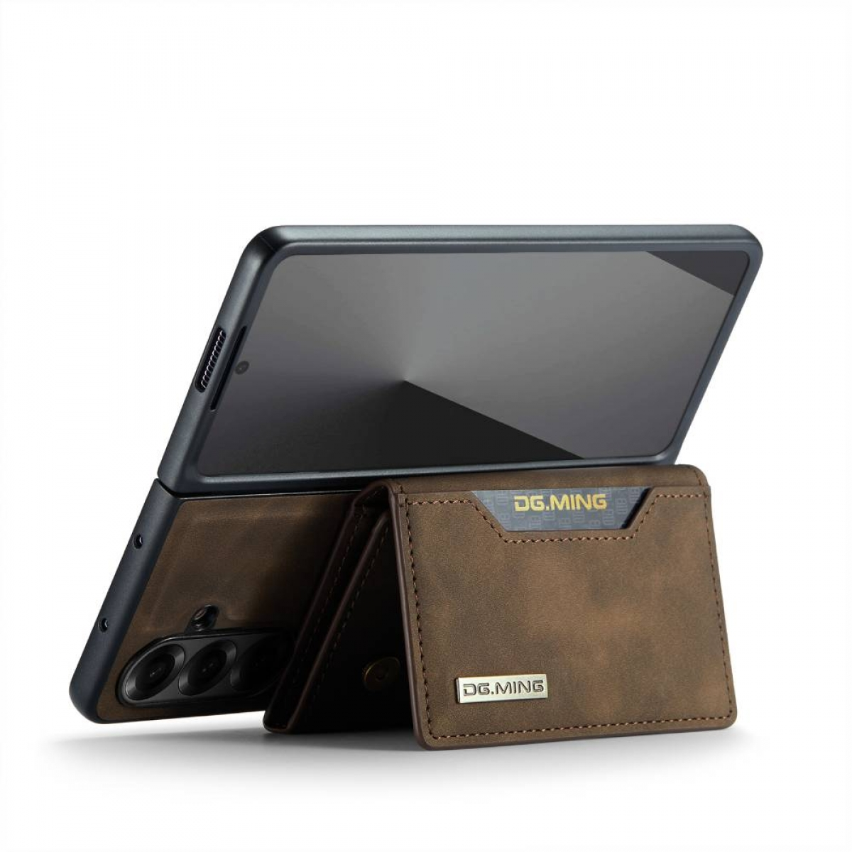 Eine braune Smartphone-Brieftasche, die aufrecht steht und das DG.MING-Logo auf einem weißen Hintergrund zeigt.