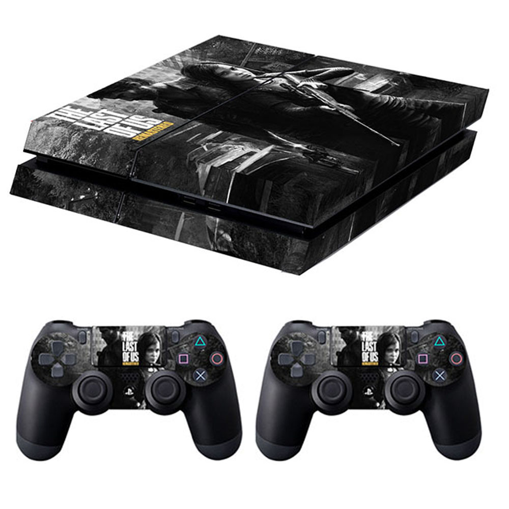 Eine PlayStation 4-Konsole und zwei Controller mit einem "The Last of Us"-Design.