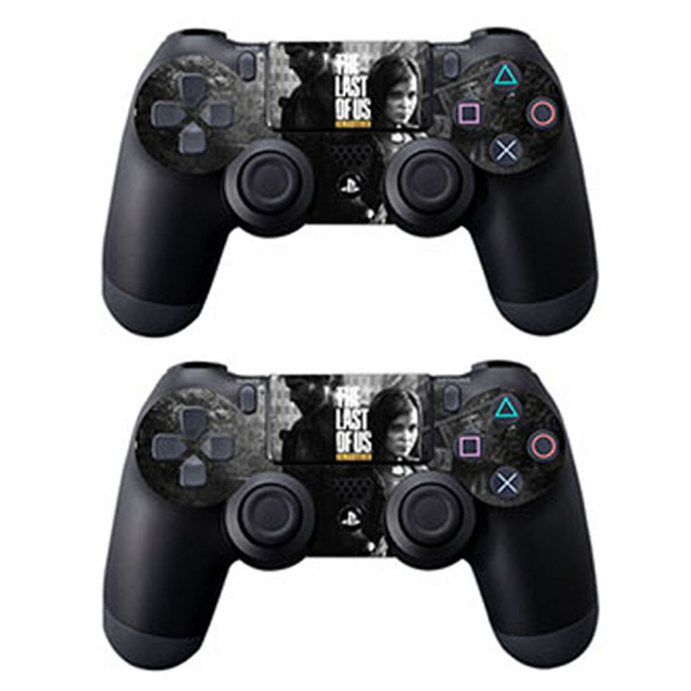 Zwei PlayStation 4-Controller mit einem "The Last of Us"-Design.