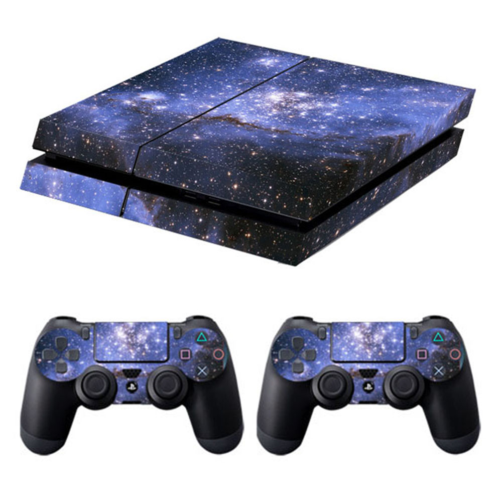 Eine PS4-Konsole und Controller, beide mit einem sternenklaren Galaxie-Design.