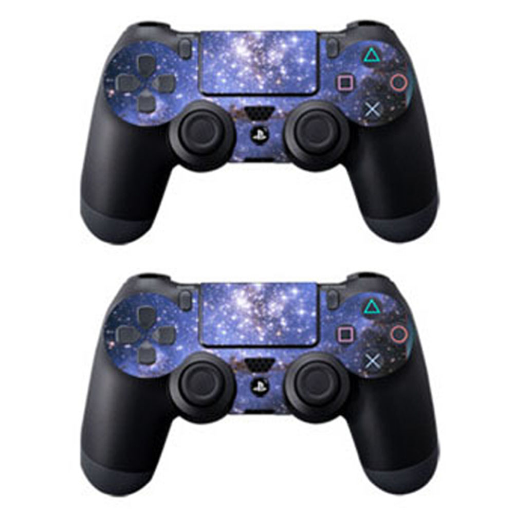 Zwei PS4-Controller mit einem sternenklaren Galaxie-Design auf dem Touchpad.