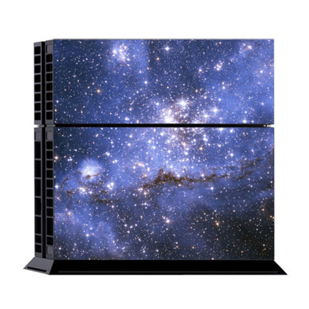 Eine PS4-Konsole mit einem sternenklaren Galaxie-Design auf der Oberseite.