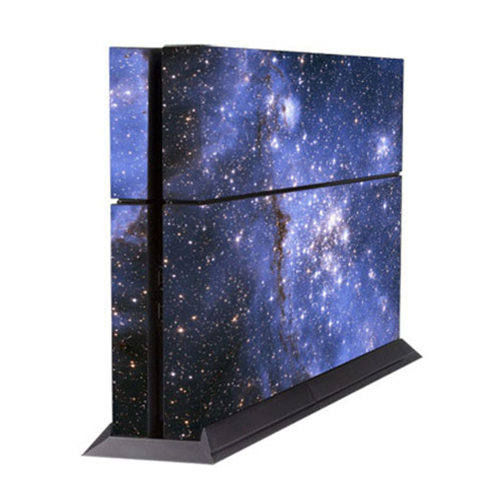 Eine PS4-Konsole mit einem sternenklaren Galaxie-Design an der Seite.