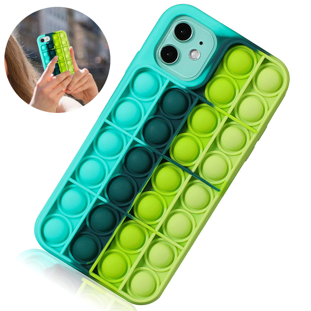 Eine Handyhülle mit Pop-It-Blasendesign, gehalten von einer Person. Die Kamera des Telefons ist sichtbar.