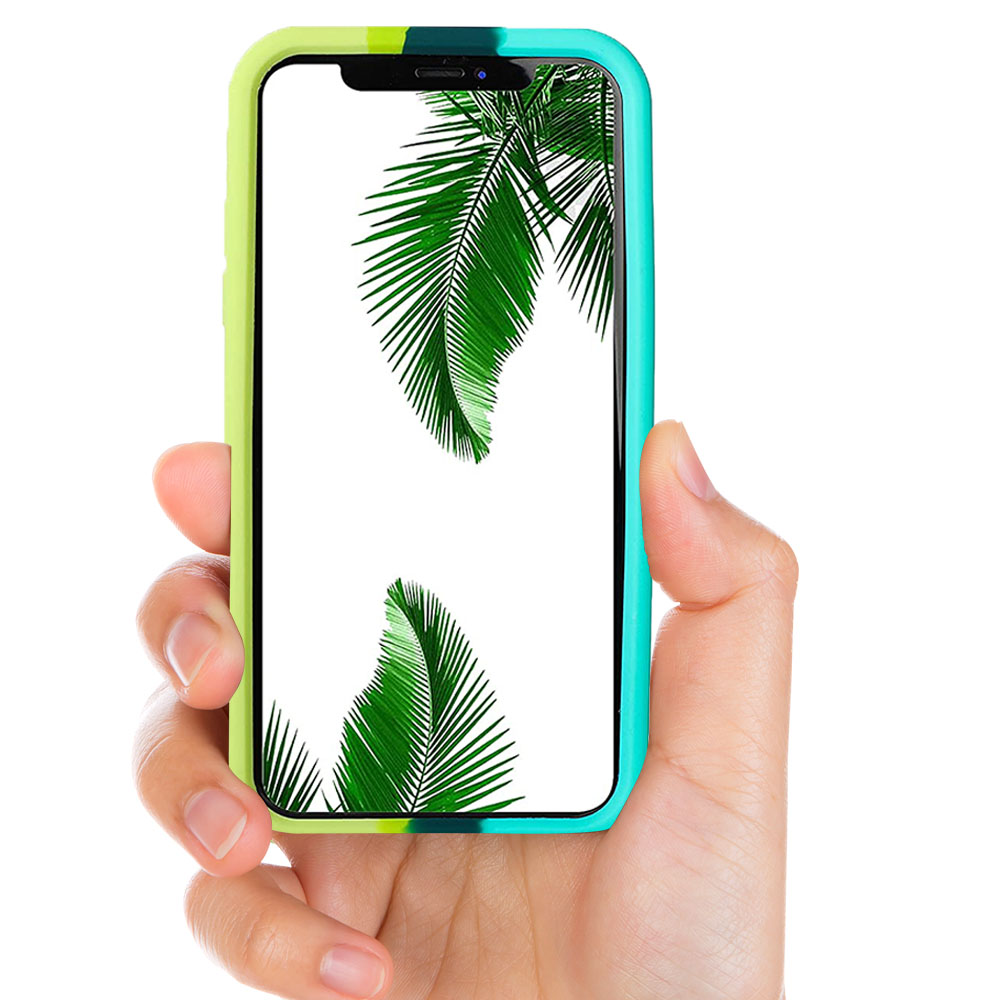 Eine Hand hält ein Telefon mit einer bunten Hülle. Der Bildschirm zeigt grüne Palmblätter vor weißem Hintergrund.