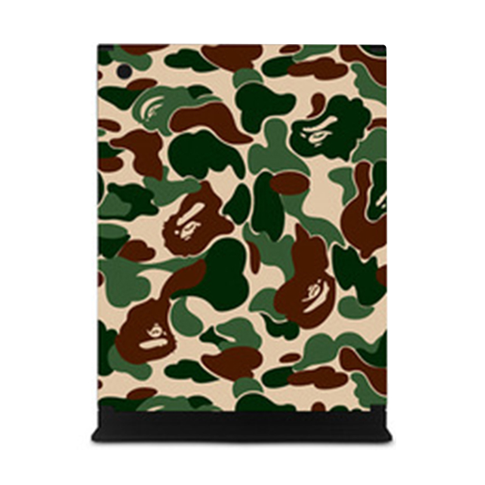 Eine Tablet-Hülle mit Camo-Muster. Die Farben sind Grün, Braun und Beige. Die Hülle hat eine schwarze Basis.