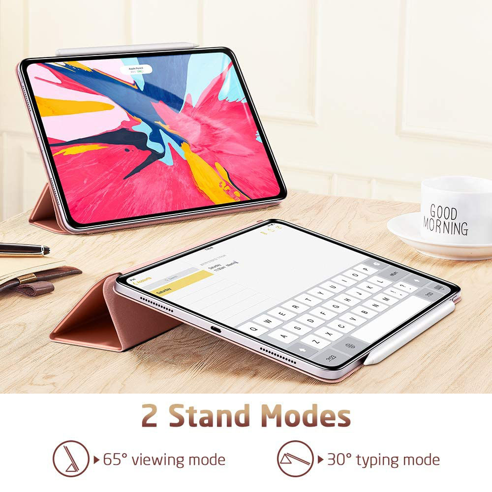 Zwei Tablets mit rosa Hüllen auf einem Tisch. Eines zeigt ein abstraktes Design. Das andere zeigt eine Tastatur. Im Hintergrund befindet sich eine Tasse.