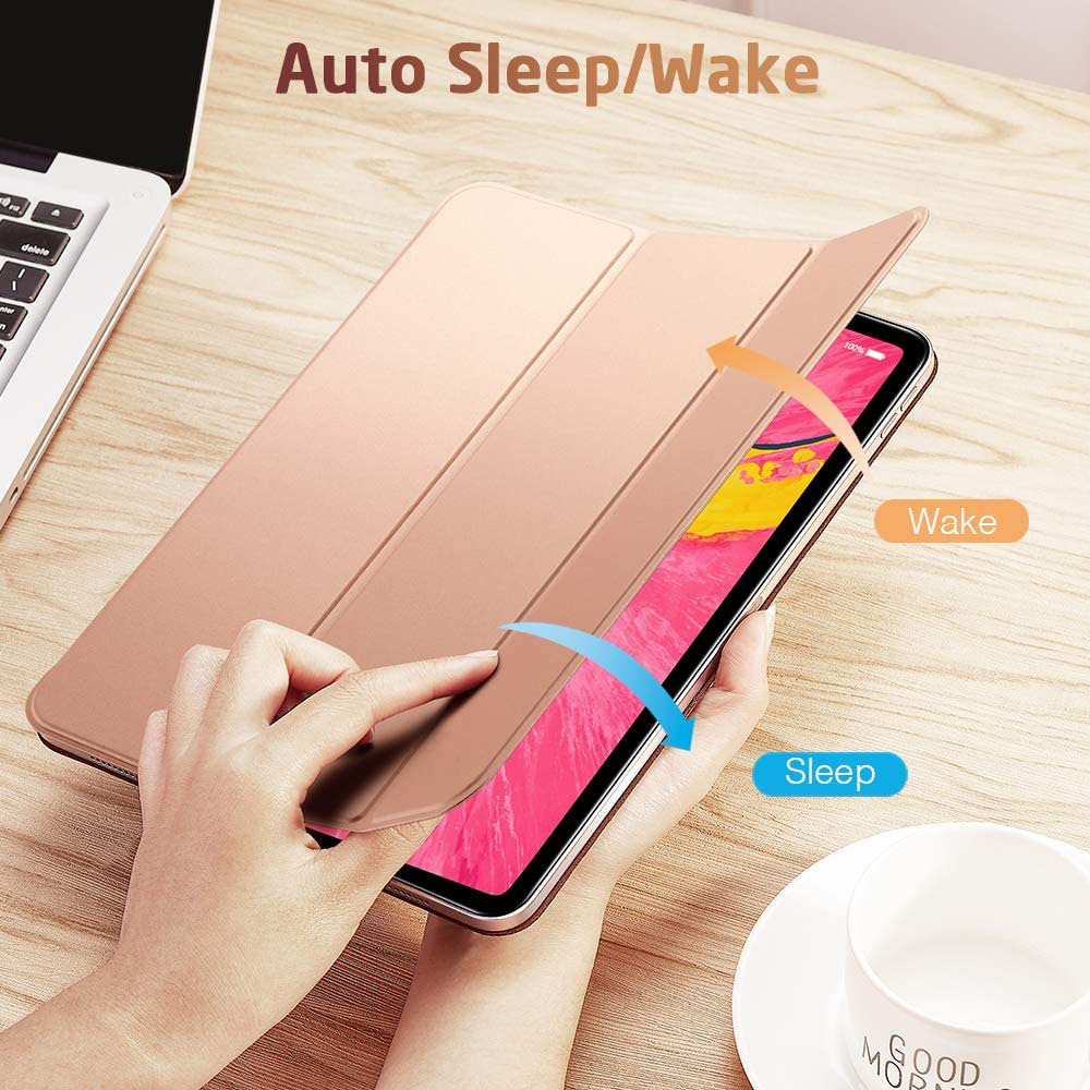 Eine rosa Tablet-Hülle mit automatischer Schlaf-/Wachfunktion. Eine Hand wird gezeigt, die die Hülle öffnet und schließt.