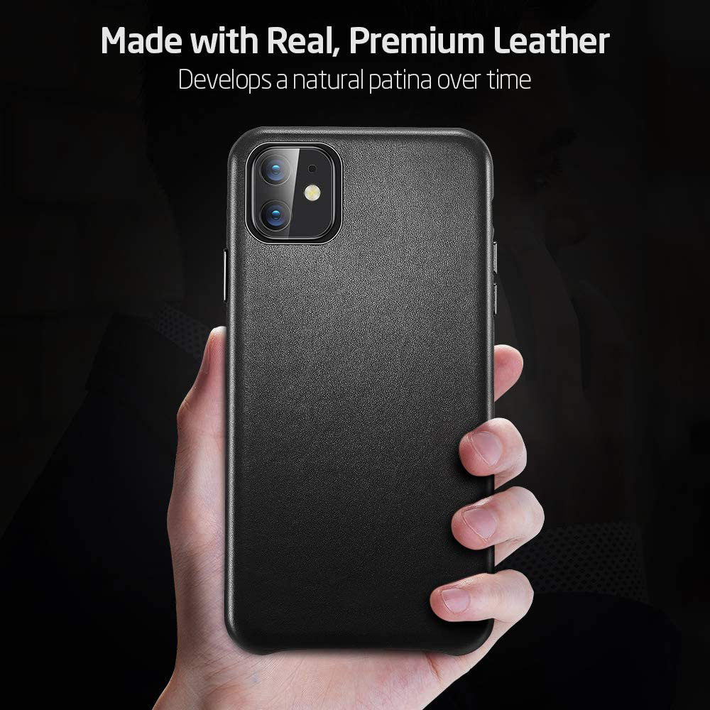 Hand, die eine schwarze Handyhülle aus Leder hält und die Textur und den Kameraausschnitt zeigt.