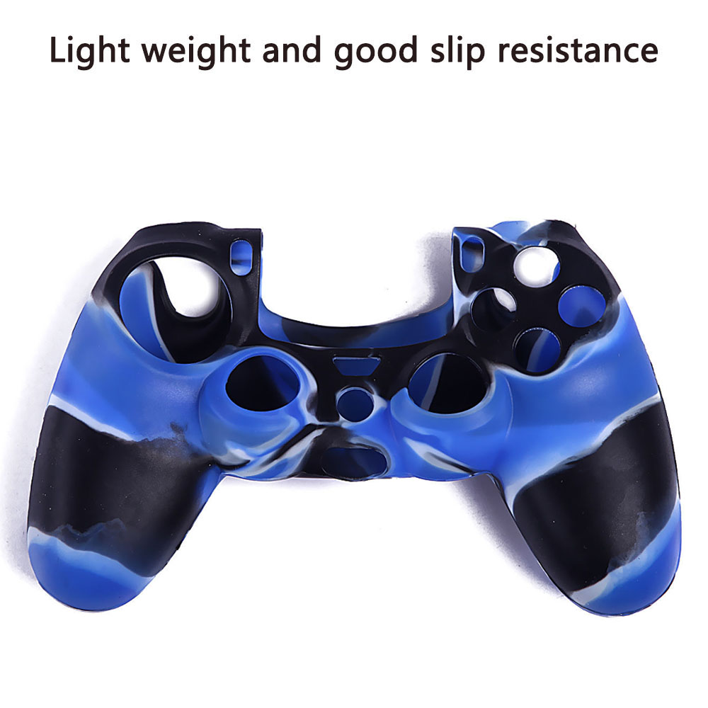 Eine Silikonhülle in Camouflage-Optik in Blau, Schwarz und Weiß für einen PlayStation-Controller.
