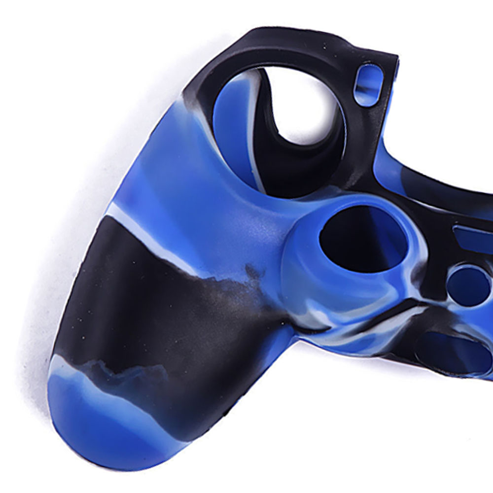 Eine Nahaufnahme einer blau, schwarz und weiß gemusterten Silikonhülle für einen PlayStation-Controller.
