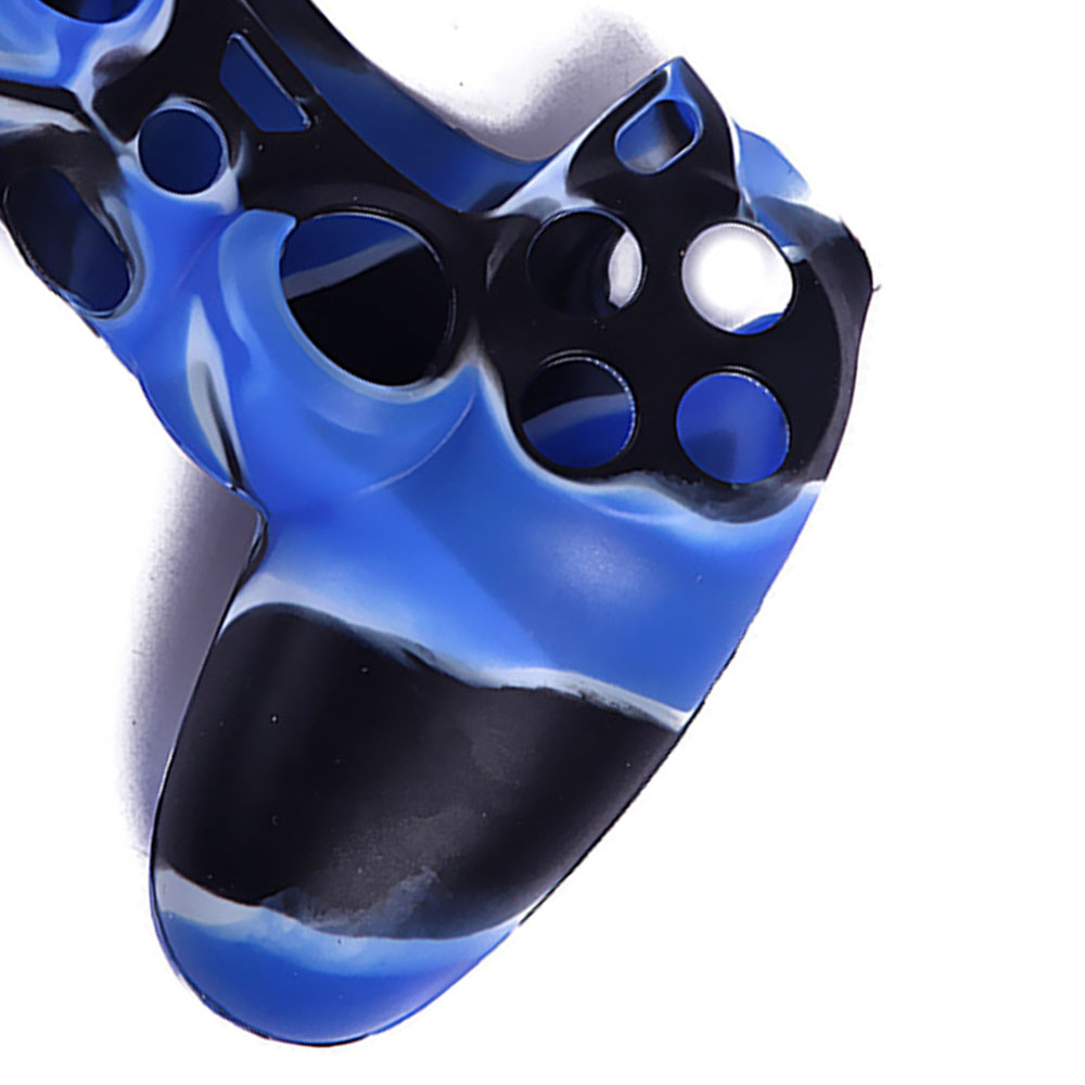Nahaufnahme einer blau, schwarz und weiß gemusterten Controller-Hülle auf einer weißen Oberfläche.