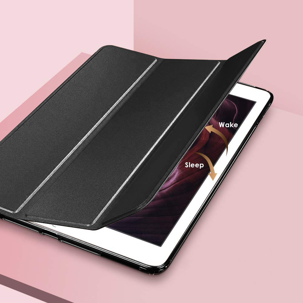 Eine schwarze Tablet-Hülle ist teilweise geöffnet und gibt den Blick auf einen Tablet-Bildschirm auf rosa Hintergrund frei.