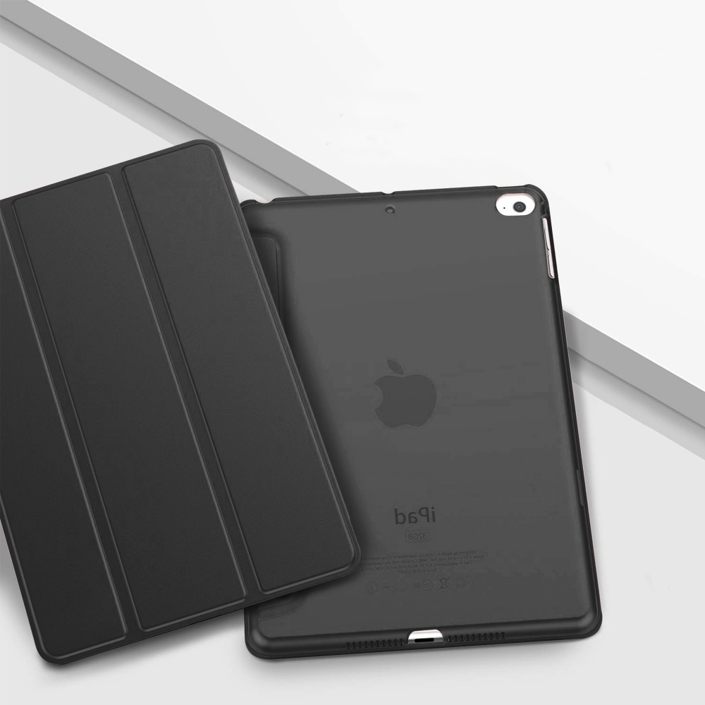 Schwarzes Tablet mit Hülle, neben der Abdeckung der Hülle auf einer weißen Oberfläche positioniert.