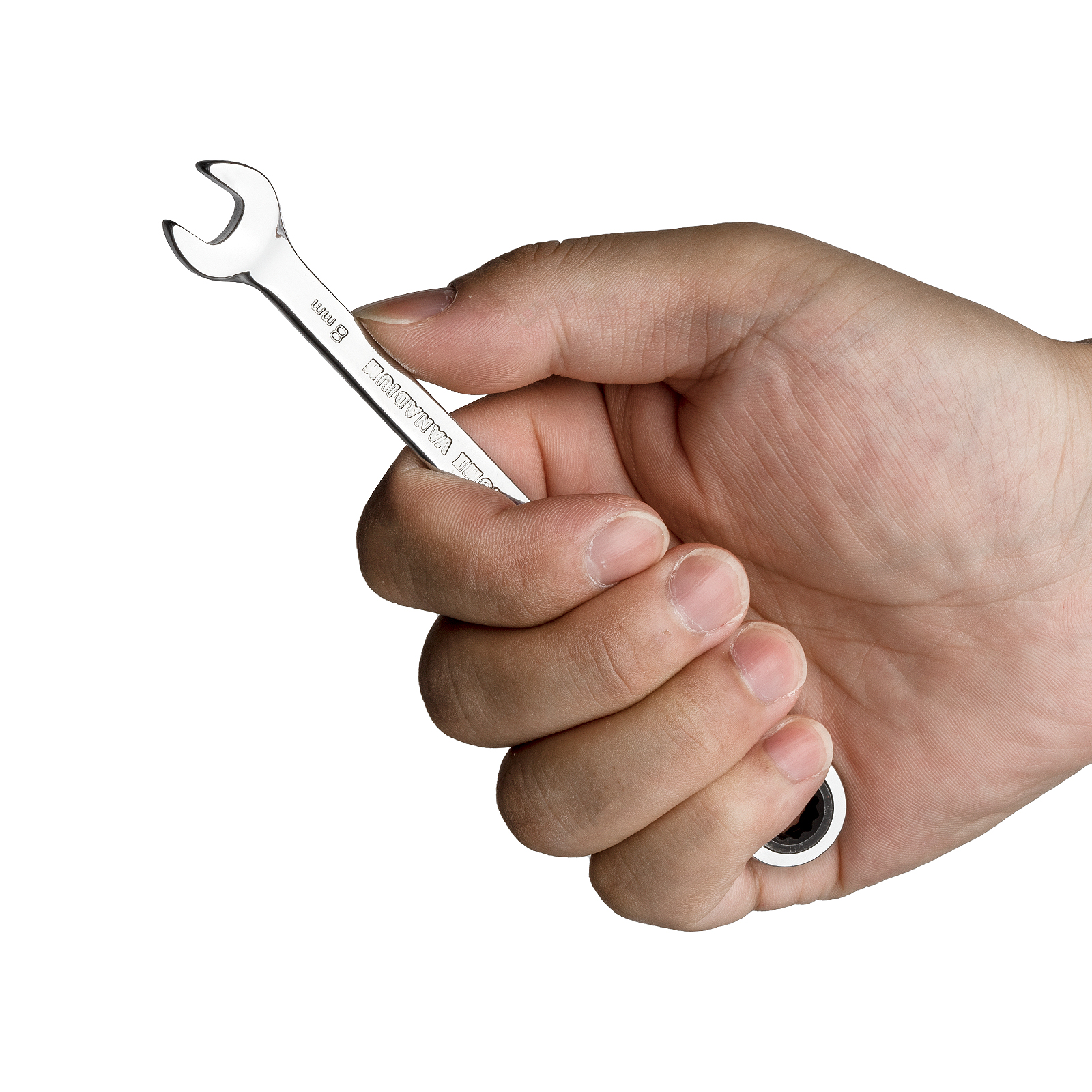 Una mano che tiene una piccola chiave inglese cromata con la scritta '8 mm', su sfondo bianco.