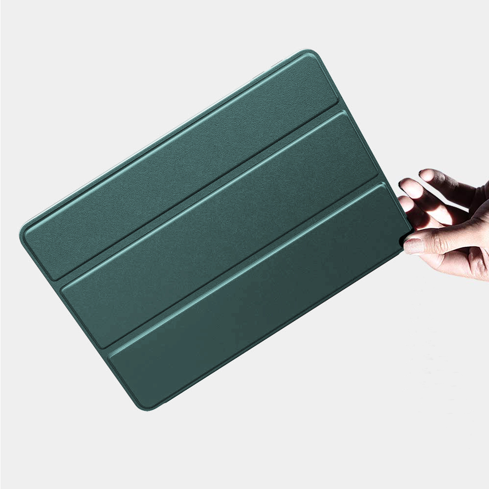 Eine Hand hält eine dunkelgrüne Tablet-Hülle und präsentiert ihr strukturiertes, segmentiertes Design.