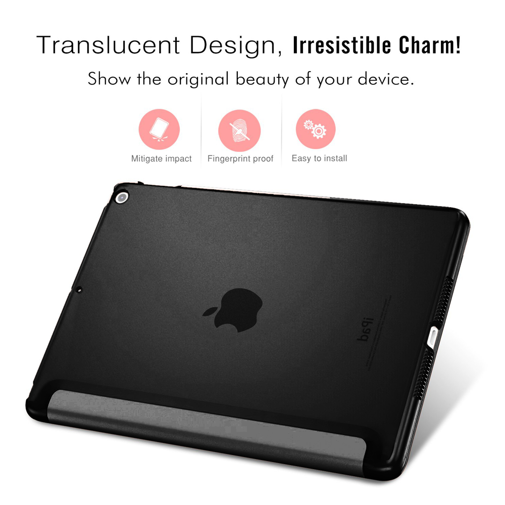Ein schwarzes iPad in einer schwarzen Hülle wird in einem Winkel auf einem weißen Hintergrund gezeigt.
