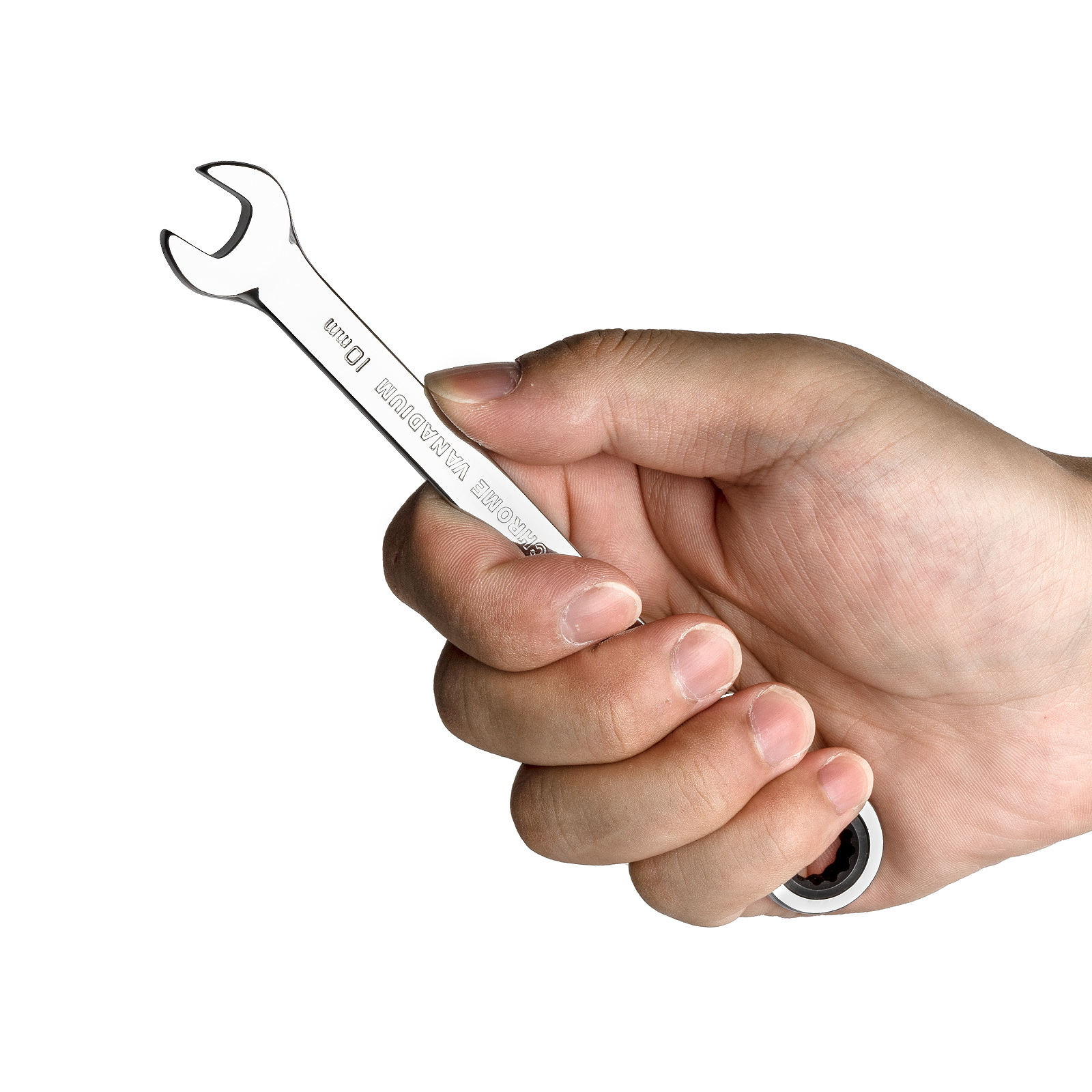 Una mano che tiene una chiave inglese argentata da 10 mm su uno sfondo bianco.