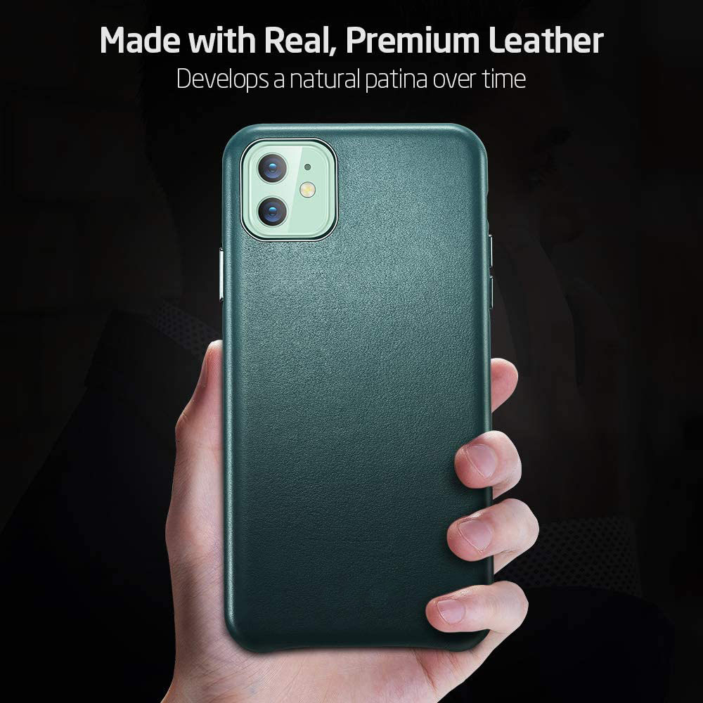 Hand, die eine dunkelgrüne Handyhülle auf einem Telefon hält. Text „Hergestellt aus echtem Premium-Leder“ oben.