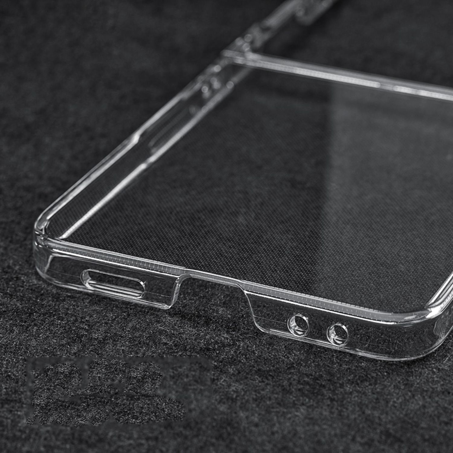 Primer plano de una esquina de una funda de teléfono transparente, que destaca sus recortes precisos y su material transparente.
