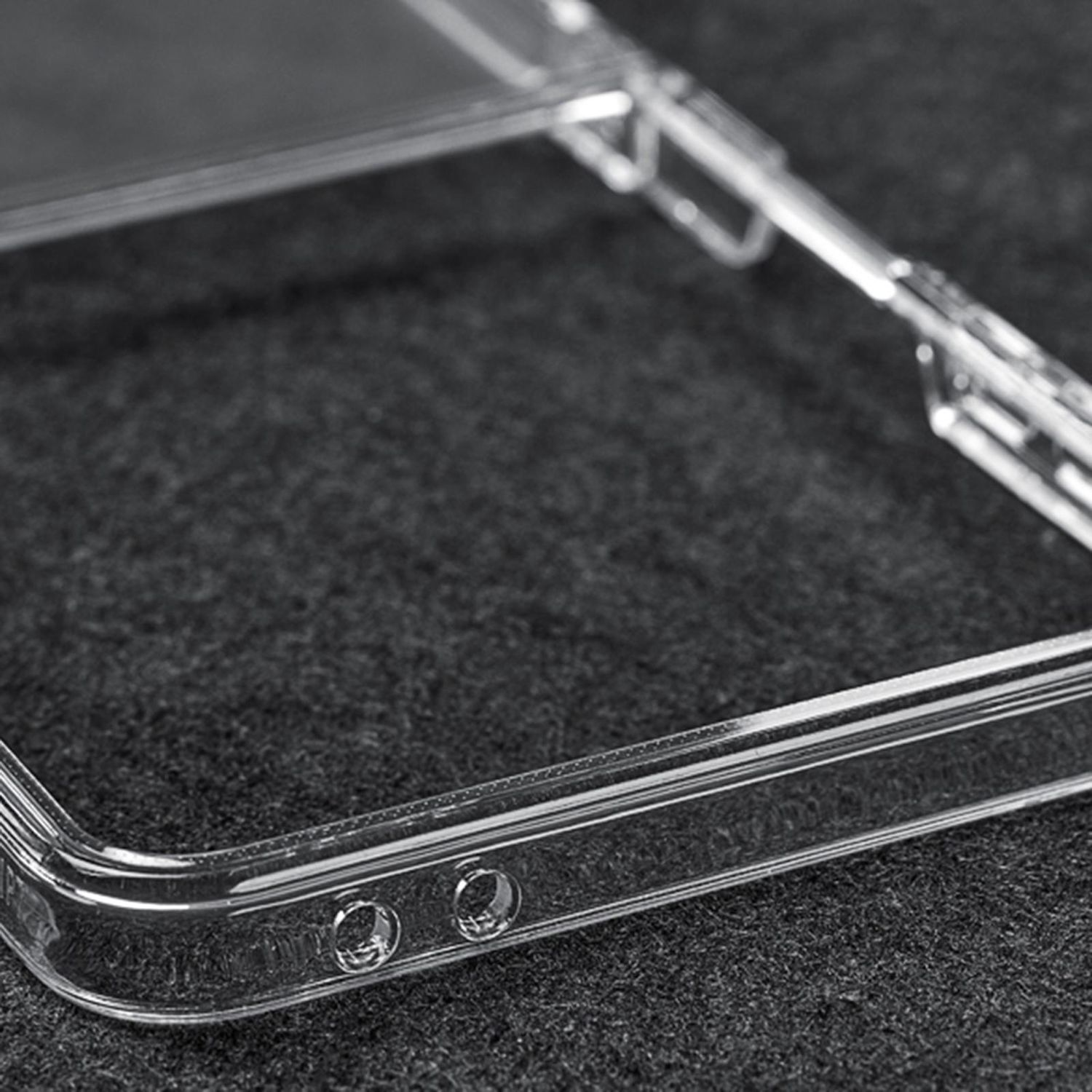 Detalle de una funda de teléfono transparente que muestra las aberturas precisas para botones y puertos.