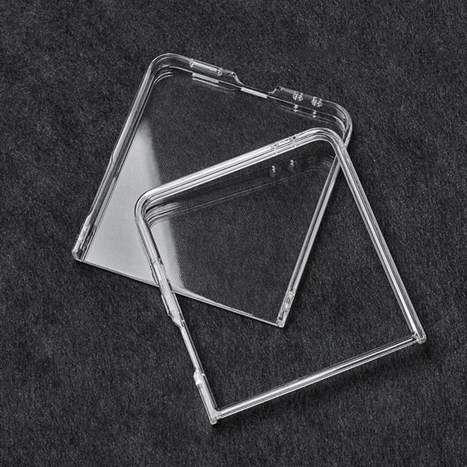 Componentes de funda de teléfono transparente de dos partes que se muestran sobre una superficie oscura, mostrando su diseño.