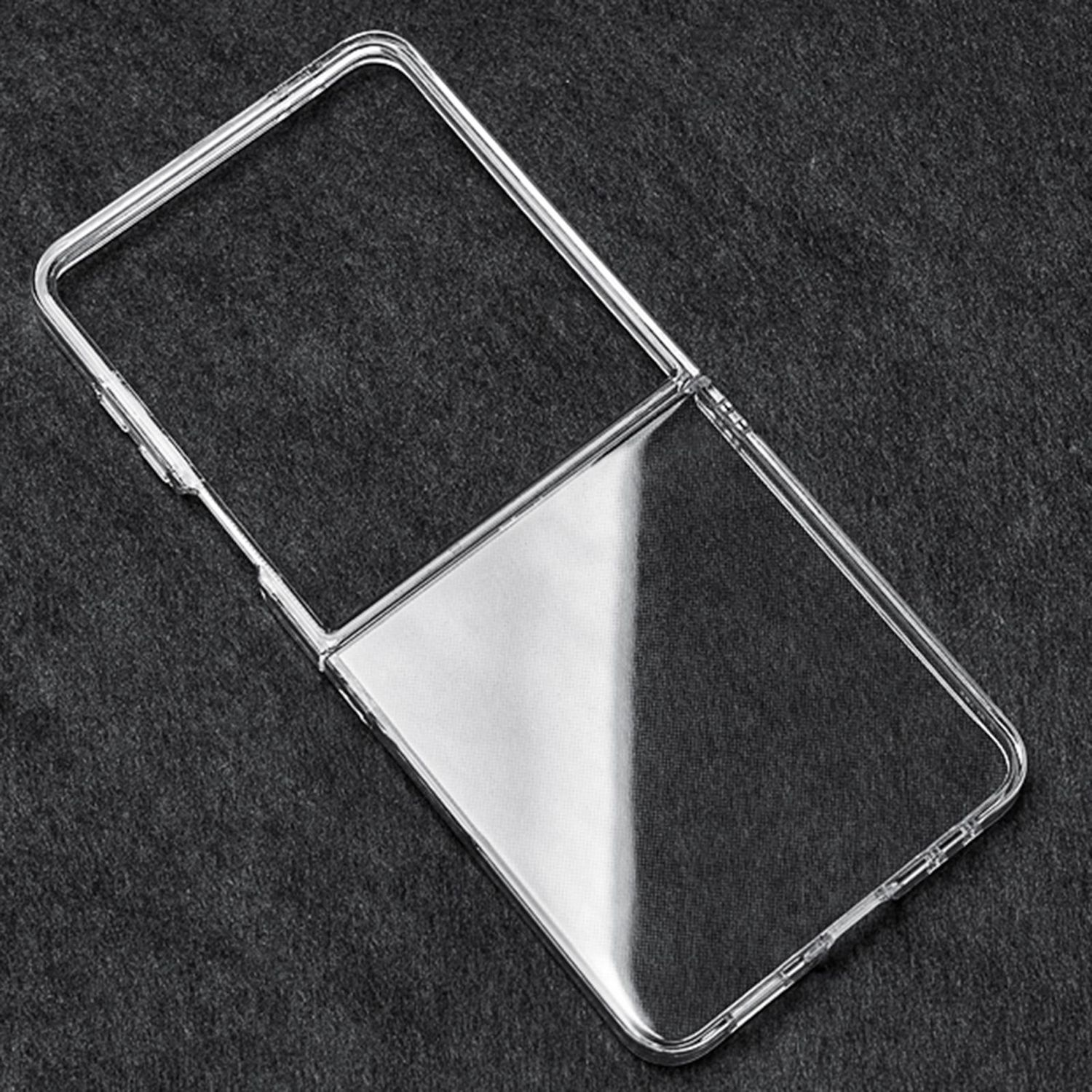 Una funda de teléfono plegable transparente que se muestra sobre una superficie gris oscuro, mostrando su diseño y mecanismo de bisagra.
